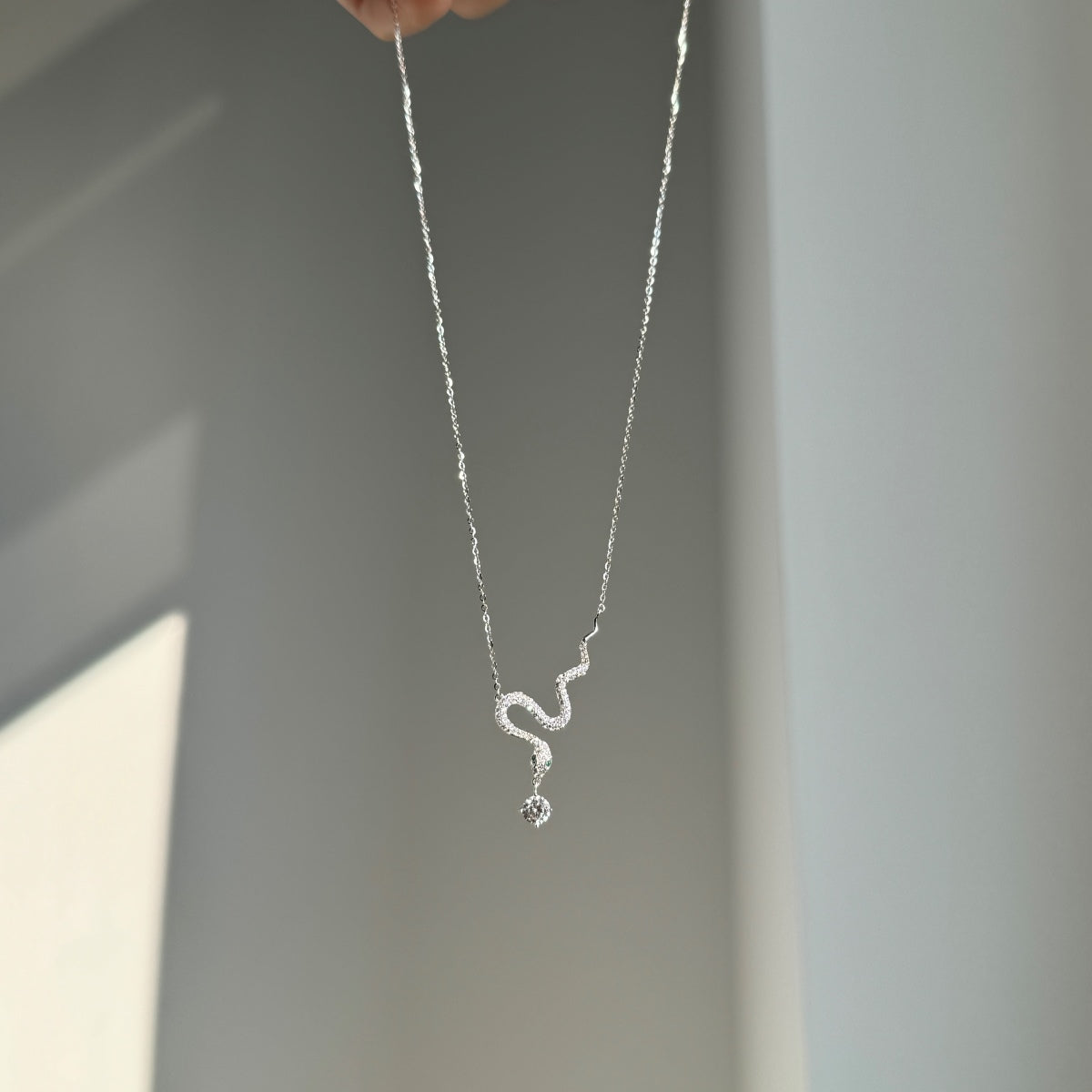 MOISSY BLANQ 0.5CT SNAKE NECKLACES