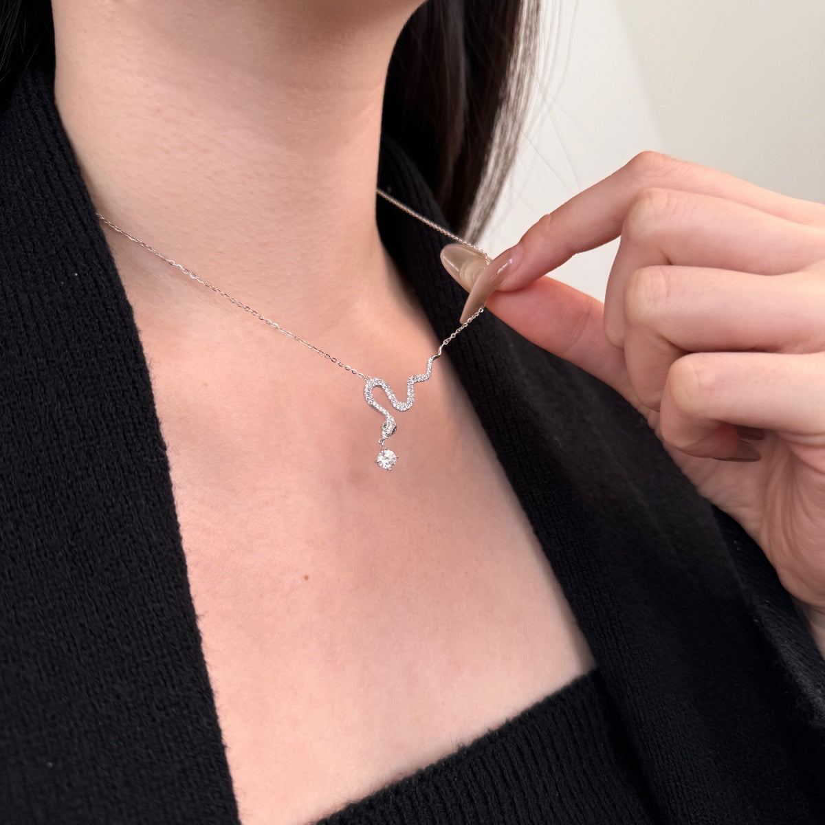 MOISSY BLANQ 0.5CT SNAKE NECKLACES