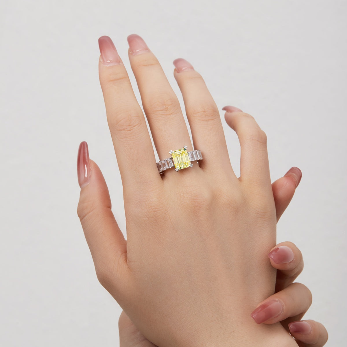 SILVER 4CT EMERALD CUT RING YELLOW - BRILLI GOLDINI